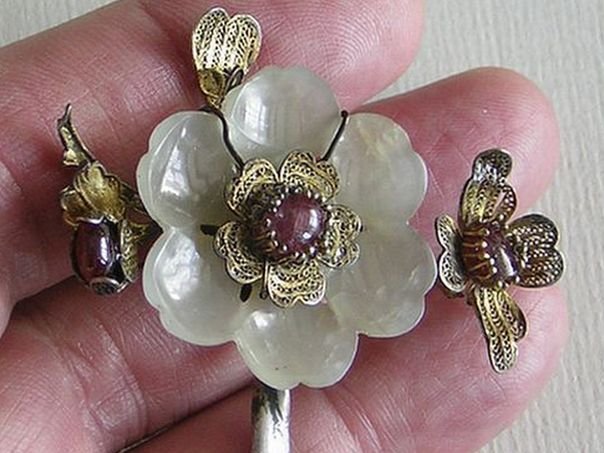 Gilt filigree setting with flower & red stones - (7972)